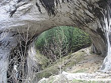 photographie couleurs : un passage naturel creusé dans le calcaire