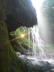 Малієвецький водоспад, нижня печера