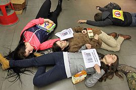 Flashmob Made in Russia tue dans un supermarché, pour demander de ne pas acheter les produits russes, le 15 mars 2014.