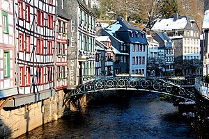 0 Monschau - La Rur et la passerelle de l'hôtel zum Stern (1).JPG