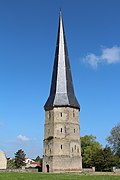 La torre acabada amb punxa de l'abadia de Saint Winoc.
