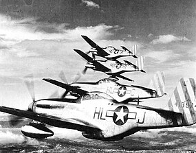 Letka P-51 z 308. stíhací perutě (308th Fighter Squadron). S podobným strojem létal i poručík Jones.