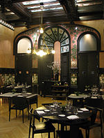 Speisesaal mit Mosaikdekors an Wänden und Decke