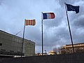 Drapeaux devant les Archives et bibliothèque départementales des Bouches-du-Rhône.