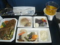 全日本空輸（ANA）エコノミークラスの和食機内食（2012年2月）。和食と洋食が選択可能であった。