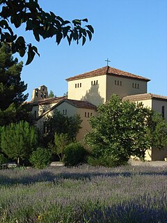 L'abbaye, dans son environnement provençal.