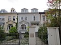 Wohnhaus in geschlossener Bebauung mit Vorgarten und Einfriedung