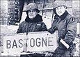 Anthony C. McAuliffe et Harry W.O. Kinnard à Bastogne.