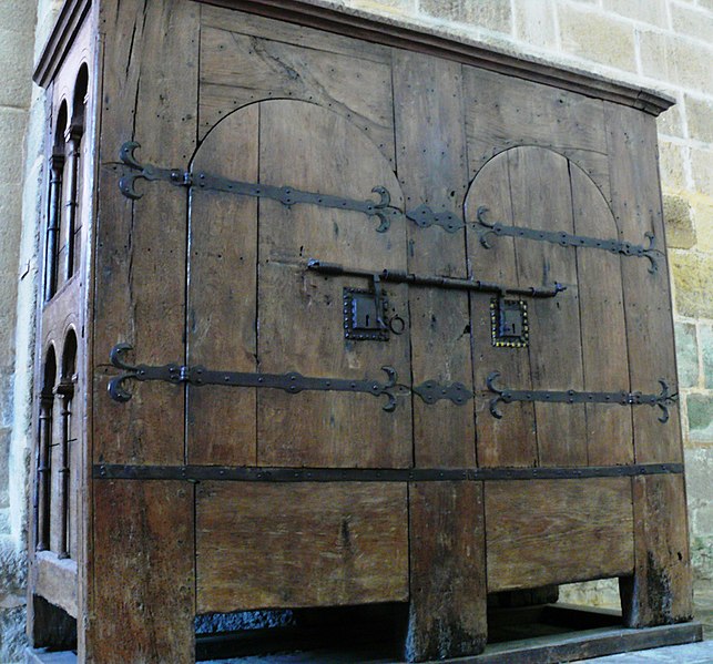 File:Aubazine - Abbatiale - Armoire.JPG