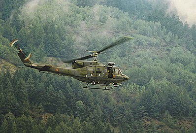 Un AB 212 de l'Aviazione dell'Esercito à Ambri (en) en 1994.