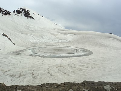 ಇದು ಅಂದಾಜು 14,200 ft (4,300 m) ಎತ್ತರದಲ್ಲಿರುವ ಭೃಗು ಸರೋವರ. ಹಿಮಾಲಯದ ಕುಲ್ಲುವಿನ ರೋಹ್‍ತಾಂಗ್ ಕಣಿವೆಮಾರ್ಗದ ಬಳಿ ಇದೆ.