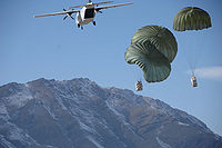 هواپیمای CASA C-212 بلک واتر درحال ریختن تجهیزات برای ارتش آمریکا در افغانستان