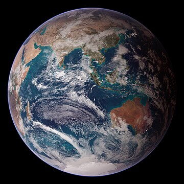 Imagem composta do hemisfério oriental da Terra, com base em dados dos instrumentos MODIS dos satélites Terra e Aqua, o Programa de Satélites Meteorológicos de Defesa, o ônibus espacial Endeavour e o Projeto de Mapeamento Antártico Radarsat, combinados por cientistas e artistas. (definição 3 718 × 3 718)