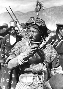 Armatura tibetana a specchio portata sopra la cotta di maglia - fotografia del 1938 circa.