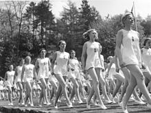 Young women of the Bund Deutscher Madel (League of German Girls) practising gymnastics in 1941 Bundesarchiv Bild 183-2000-0110-500, BDM, Gymnastikvorfuhrung.jpg