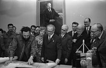 Bundesarchiv Bild 183-L0619-026, Castro, Landkarte Kubas überreicht.jpg