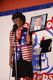 Женщина с изображением Барака Обамы