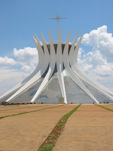 Archivo:Cathedral Brasilia Niemeyer.JPG