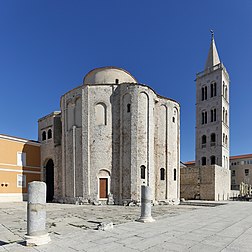 Igreja de São Donato e o campanário da catedral de Zadar, Zadar, Croácia. Zadar é a cidade croata mais antiga e continuamente habitada. Está situada no mar Adriático, na parte noroeste da região de Ravni Kotari (definição 3 861 × 3 861)