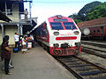 S11-Triebkopf des Deyata Kirula Intercity Express in Kurunegala (2012)