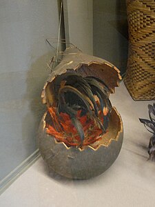 Coiffure Pende d'apparat (République démocratique du Congo, Afrique centrale). Musée royal de l'Afrique centrale, Tervuren, Belgique.