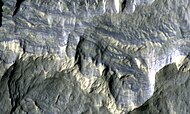 高分辨率成像科学设备显示的哥伦布撞击坑岩层，这张伪色图大约800英尺宽，有些岩层含有水合矿物。