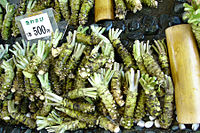 Rădăcini proaspete de wasabi de vânzare la Plantația de wasabi Daio, Azumino, Prefectura Nagano, Japonia