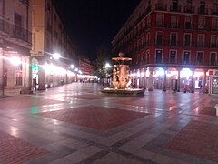 La plaza vacía durante la desescalada de la cuarentena de España de 2020 durante la pandemia de COVID-19.