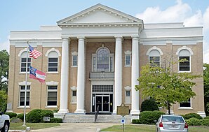 Dodge County Courthouse (2015). Das Courthouse entstand 1908 im Stile des Neoklassizismus. Der Architekt Edward Columbus Hosford erbaute weitere Gerichts- und Verwaltungsgebäude in Georgia, aber auch in Texas und Florida. Im September 1980 wurde das Bauwerk als erstes Objekt im County in das NRHP eingetragen.[1]