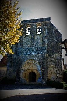 Façade en mur-pignon, avec un portail roman en saillie et au-dessus deux baies portant chacune une cloche.