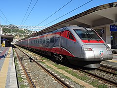 Frecciargento opera sulle linee ad alta velocità e convenzionali di Trenitalia. Si ferma nelle grandi città.