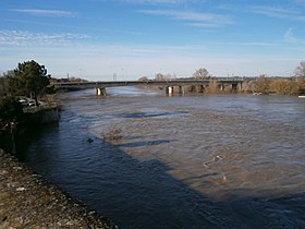 Le pont routier de Langon vue du site des anciens ponts