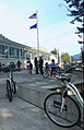 Велосипед начальной школы Гастино в школьный день (16772321744) .jpg