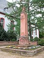 Denkmal für Gefallene des Ersten Weltkrieges sowie Grabstein für Johann Gottfried Kretzschmar, anonymer Porphyrgrabstein, Grabstein für Ehefrau A. Flemings sowie Umfassungsmauer um die Kirche