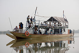 November 2013: Ein Touristenboot auf dem Gambiafluss, Gambia