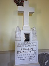 Grob Karoline Dobrečić, majke nadbiskupa