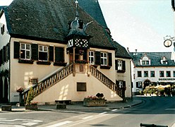 Das Fassade war früher mit gelber Farbe bestrichen (2001)