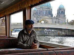 Jaume Benavente, al riu Spree, Berlín.jpg