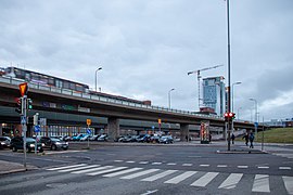 Pont de la Junatie enjambant la Sörnäisten rantatie.