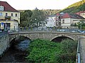 Straßenbrücke über die Biela, auf dem Geländer Barometer und Thermometer