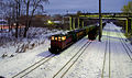 ТУ7А-3318 mit einem Personenzug beim Bahnhof Torfjanaja (Торфяная)