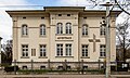 Villa, heute Gemeindehaus der Siebenten-Tags-Adventisten, mit Einfriedung, Vorgarten, Garten und Remisengebäude