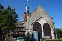 Voormalig hervormde kerk van Wijdenes met twee moeten: van een aanbouw en van gesloten vensters.