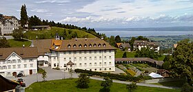 Kloster mit ummauertem Klostergarten – rechts im Hintergrund der Bodensee mit Mündungsgebiet des Alpenrheins