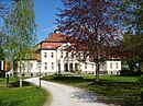 „Schloss Seehaus“ mit Wirtschaftsgebäuden, Tor und Teilen der Einfriedung