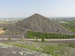 Le terril no 74 et la fosse, vus depuis le terril no 74A.