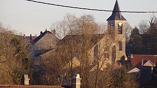 Vue de l'église depuis la route.