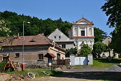 Střed vesnice s kostelem svatého Vavřince