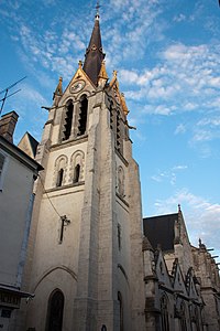 Le clocher-beffroi et sa flèche, vue sur l'angle sud-ouest depuis la rue du Général Leclerc