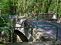 Le « pont de Pierre » sur la route de Mortefontaine à Thiers-sur-Thève. Elle enjambe le canal artificiel qui relie l'étang de Vallière à l'étang de la Grange : du temps de Joseph Bonaparte, l'on s'y promenait en bateau.